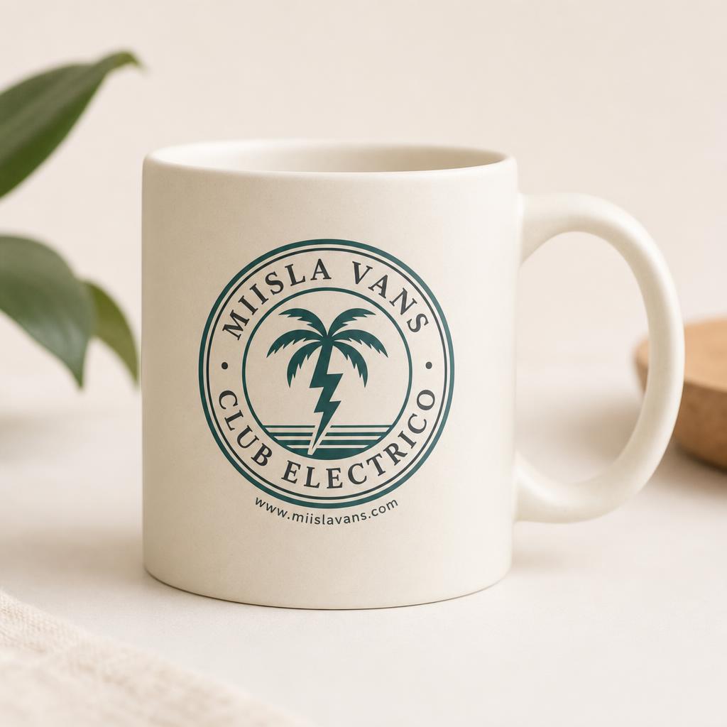 Taza crema de Miisla Vans con el emblema circular Club Eléctrico en teal