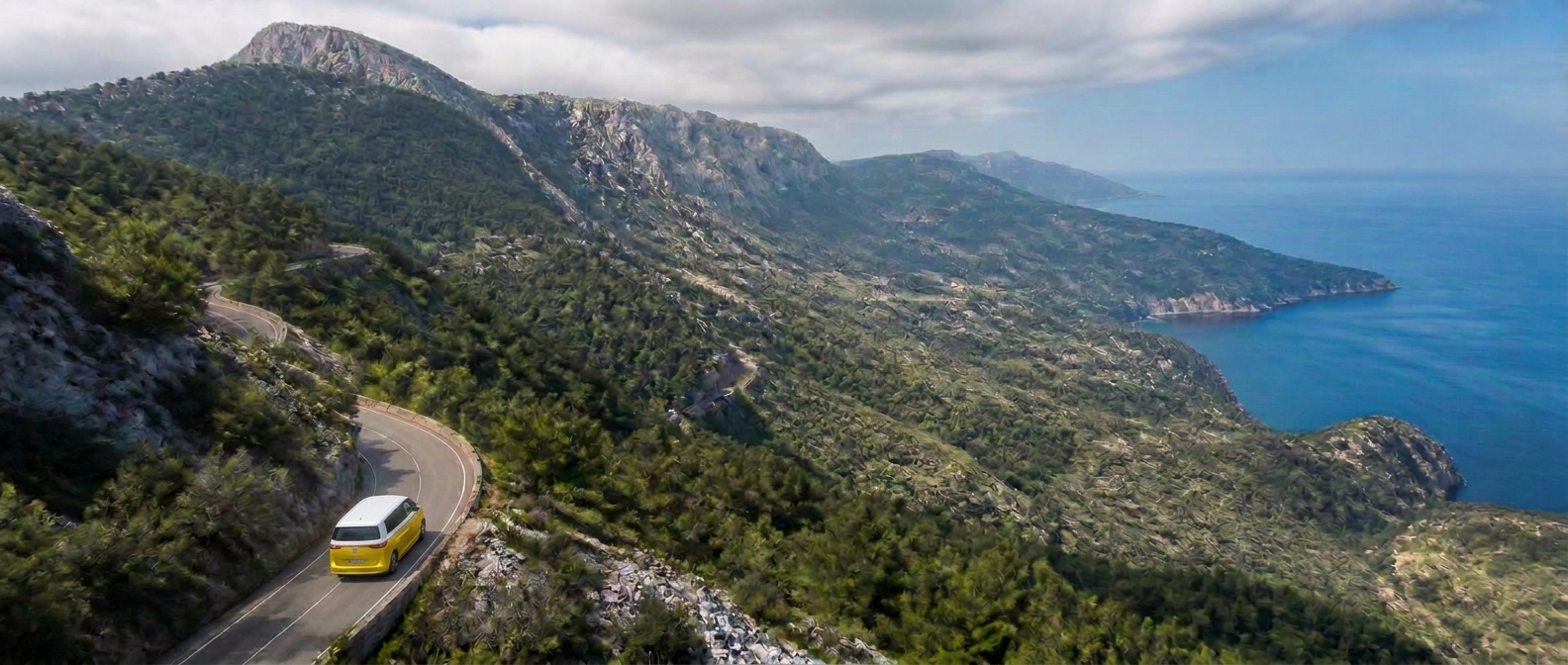 Volkswagen ID Buzz eléctrica circulando por una carretera de curvas de la Serra de Tramuntana en Mallorca